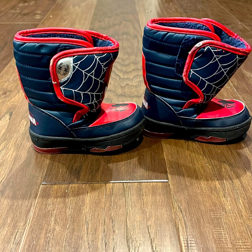 Light up Spider-Man winter boots Sz 7.